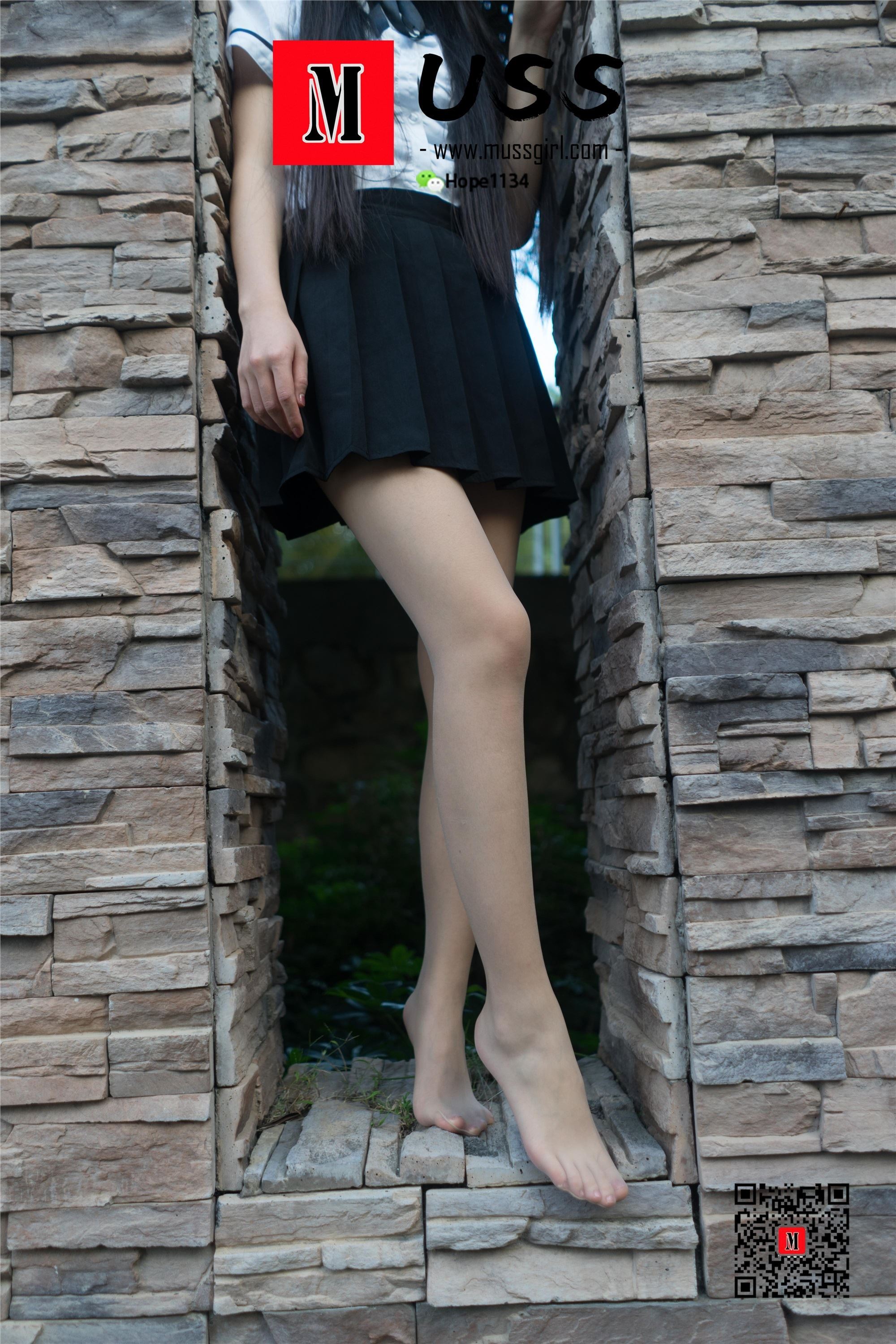 MussGirl慕丝女郎  NO.128 第一次约拍穿丝袜小姐姐